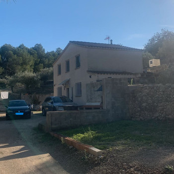 Landhaus mit 3 Schlafzimmern, Strom- und Wasseranschluss.