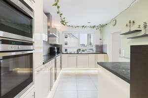 Einziehen und Wohlfühlen: Wohnung mit Kamin, Terrasse & moderner Philips-Hue Beleuchtung