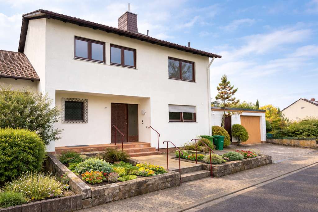 Immobilie in Friedelsheim - Großzügig geplant und ruhig gelegen – Familienidylle mit Charakter und Entwicklungspotenzial - Bild 0