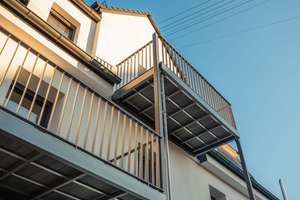 Exklusive, kernsanierte Dachgeschosswohnung mit Dachspitz und Loggia in Augsburg-Pfersee – Alfonsstraße 30, 86157 Pfersee-Süd, Augsburg – Vorschaubild 2