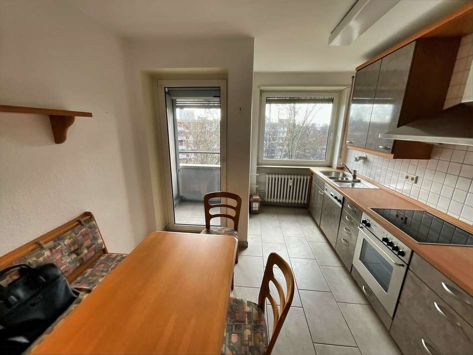 Küche mit kleiner Loggia