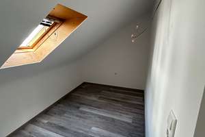 Frisch saniert & sofort einziehen – Klimatisierte 2,5-Zimmer-Dachgeschosswohnung in Krefeld! – Winkelstraße 7-9, 47798 Stadtmitte, Krefeld – Vorschaubild 3
