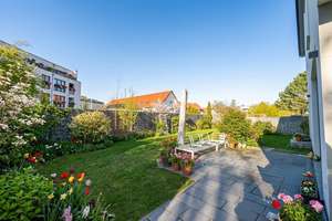 Eleganz und Lebensqualität in moderner Architektenvilla mit Pool !