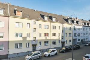Solides Mehrfamilienhaus mit 13 Wohneinheiten und 17 Garagen in zentraler Lage