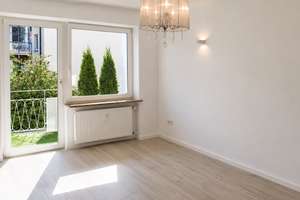 Stilvolle, sanierte 4-Raum-Wohnung mit geh. Innenausstattung mit Balkon und EBK