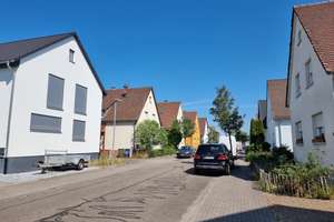 Platz für die ganze Familie: Ein- bis Zweifamilienhaus mit Garten und Garage – Pestalozzistr. 11, 76351 Linkenheim-Hochstetten – Vorschaubild 1
