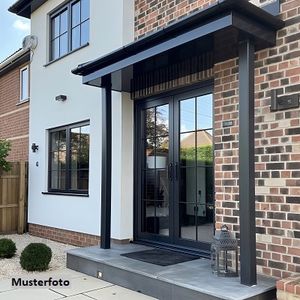 Vierfamilienhaus mit Ladenlokal und 4-5 Garagen