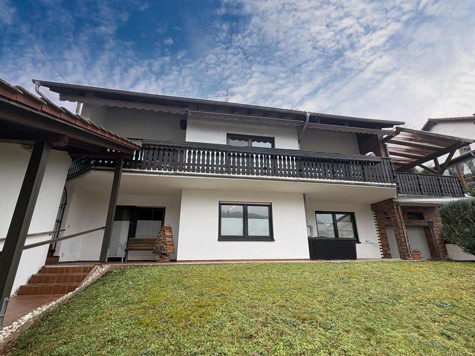 Hausansicht vom Vorgarten