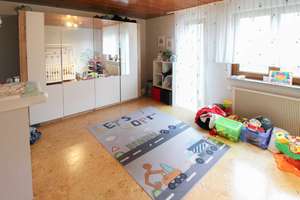 Ihr neues Familienglück: Gepflegtes Reihenmittelhaus mit Garten & Garage in Renningen – Die vollständige Adresse der Immobilie erhältst du vom Anbieter., 71272 Renningen – Vorschaubild 11