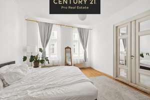 3-Zimmer-Altbauwohnung am Hackeschen Markt mit hohen Decken & französischem Balkon