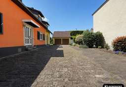 Innenhof und Doppelgarage
