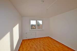 Bezug sofort möglich! 3-Raum-Wohnung, Badewanne, Aufzug, Balkon, PKW-Stellplatz! – Am Rosengarten 29, 6526 Sangerhausen – Vorschaubild 4