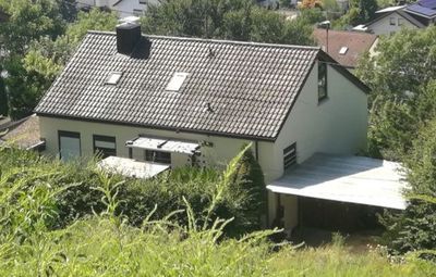 Freistehendes EFH mit Garage u. Carport  in Halbhöhenlage mit Blick auf die Rheinebene