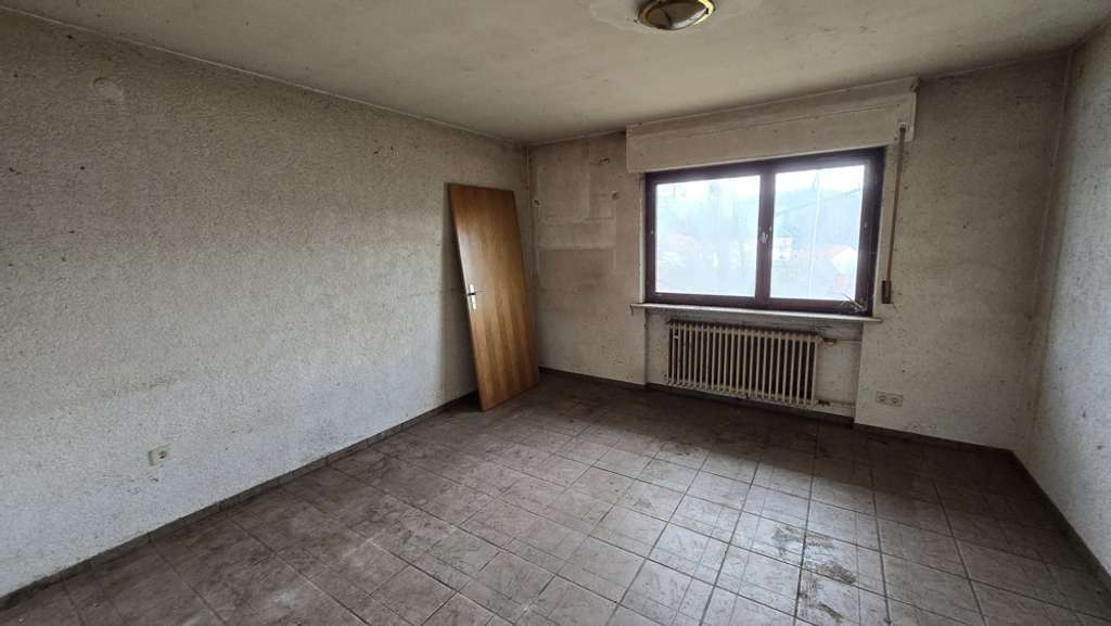 Immobilie in Schönbrunn - Renovierungsbedürftiges Einfamilienhaus mit Einliegerwohnung und großzügigem Grundstück zu veräußern - Bild 4