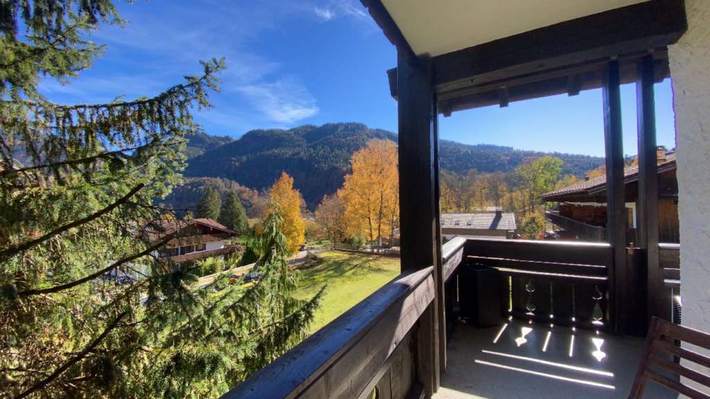 Immobilie in Aschau im Chiemgau - Alpenglück - Charmante 2-Zimmer Wohnung mit umlaufenden Balkon in Aschau/Sachrang - Bild 1