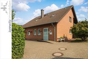 Zentrumsnah in Brackwede: Zweifamilienhaus mit Doppelgarage und großem Gartengrundstück – Die vollständige Adresse der Immobilie erhältst du vom Anbieter., 33647 Brackwede, Bielefeld – Vorschaubild 2