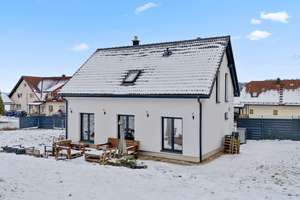 Bezugsfertiger Neubau! Energieeffizientes Einfamilienhaus in ruhiger Lage mit großem Garten – Die vollständige Adresse der Immobilie erhältst du vom Anbieter., 95473 Creußen – Vorschaubild 2