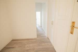 Frisch renovierte Altbauwohnung, neuer Laminatboden, schickes Bad - sofort bezugsfertig. – Stollestraße 38, 1159 Löbtau-Nord, Dresden – Vorschaubild 2