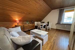 Dachgeschosswohnung löffelfertig 1ZiKüDB mit Einbauküche, voll möbliert – Mühlenbroicher Weg 143, 40472 Rath, Düsseldorf – Vorschaubild 2