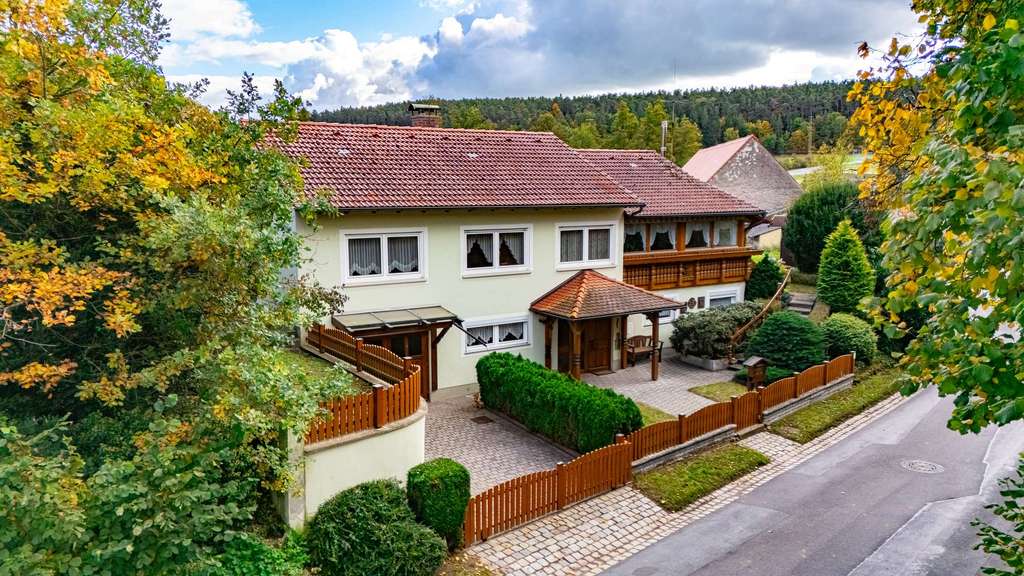 Immobilie in Emskirchen - HEGERICH: Idyllisch wohnen mit Weitblick – ideal für Familien oder Generationenwohnen - Bild 0