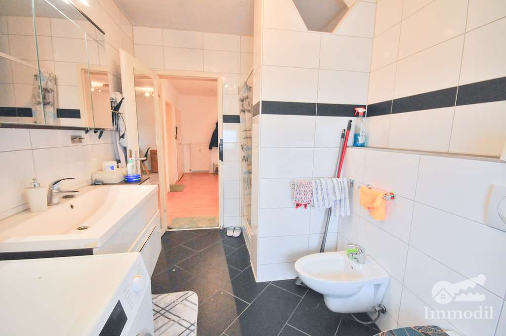 Immobilie in Raunheim - Vermietete 2,5 Zimmer mit Terrasse und Garage in einem kleinen Mehrfamilienhaus - Bild 2