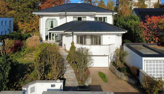 Bild von Großzügige Villa mit Weitblick in Gravenbruch - Exklusives Wohnen mit viel Licht, Raum, Privatsphäre