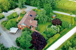 Freistehendes 1 - 2 Familienhaus mit großem Garten am Golfplatz in Gronau / Rheden – Die vollständige Adresse der Immobilie erhältst du vom Anbieter., 31028 Rheden – Vorschaubild 1