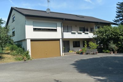 Aussiedlerhof mit großem Wohnhaus und Hallen