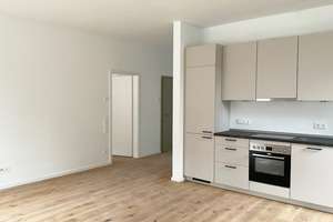 Ruhige Innenhoflage mit Terrasse: 2 Zimmer mit viel Platz zum Einrichten, Tageslichtbad, Abstellraum – Hildesheimer Straße 450, 30519 Wülfel, Hannover – Vorschaubild 2