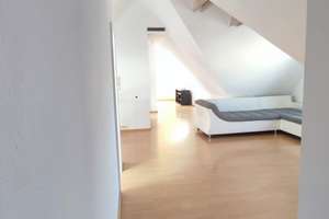 Gemütliche 2,5-Zimmer-Dachgeschosswohnung mit Stellplatz in begehrter Lage von Pfersee-Nord – Leonhard-Hausmann-Str. 45, 86157 Pfersee-Nord, Augsburg – Vorschaubild 3