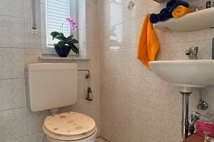 Gepflegte Doppelhaushälfte mit Eckgrundstück, Carport und Kamin in bevorzugter Wohnlage in Horressen – Die vollständige Adresse der Immobilie erhältst du vom Anbieter., 56410 Montabaur – Vorschaubild 4