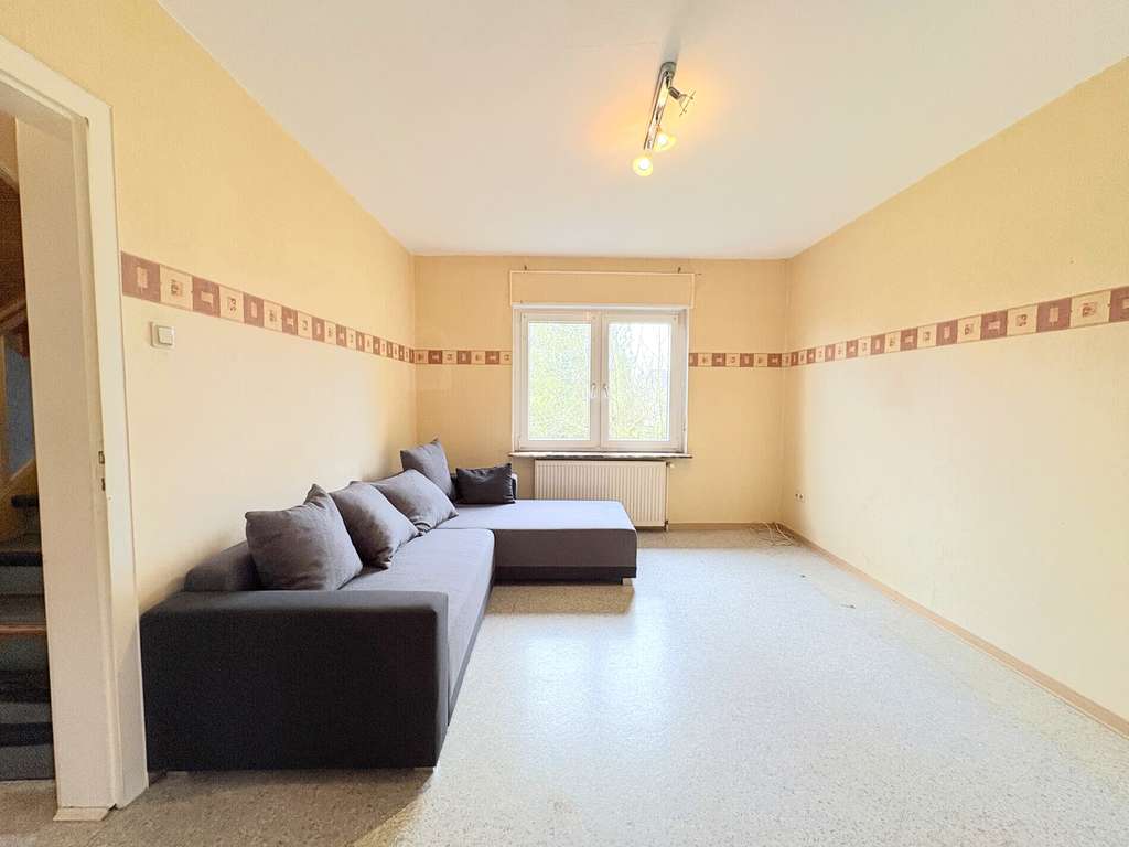 Immobilie in Kirchhain - Haus mit Charme und Entwicklungsmöglichkeiten – Garten, Keller und Garagen inklusive - Bild 1