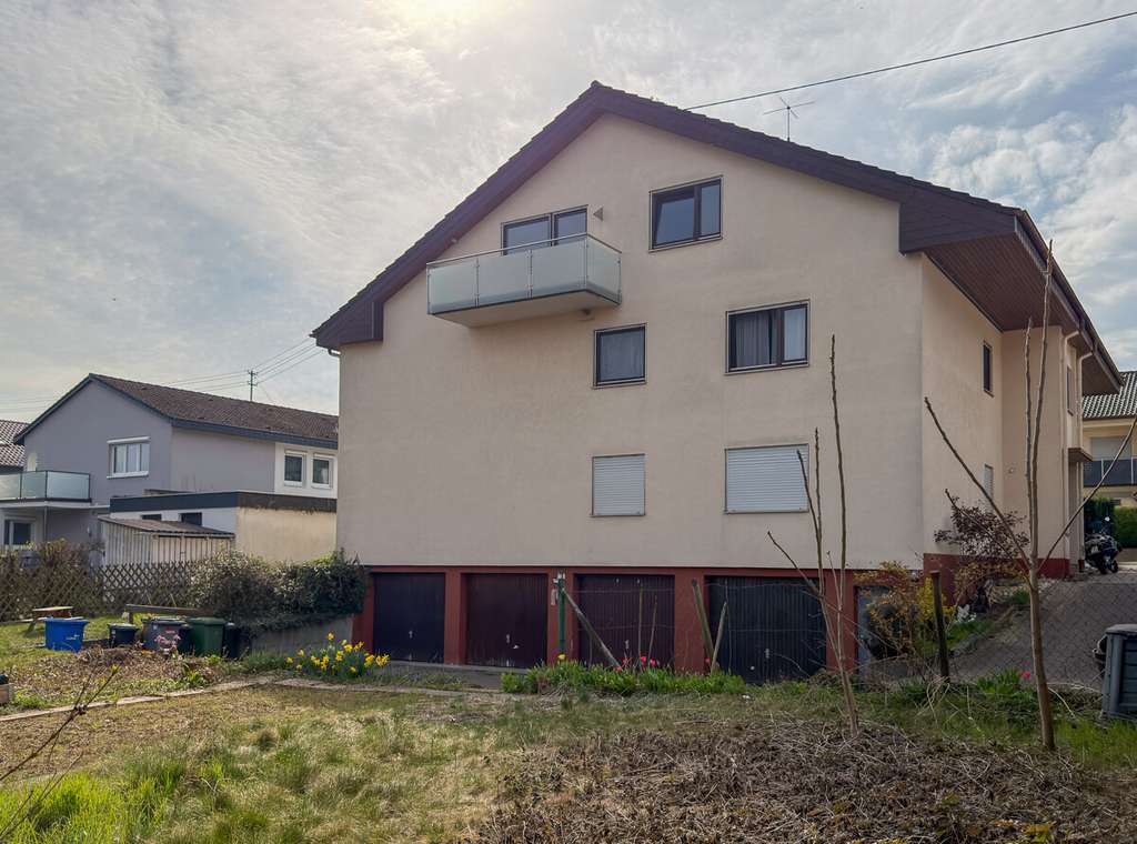 Immobilie in Oberderdingen - Charmante 2-Zimmer-DG-Wohnung mit Balkon, 8 m langer Garage & Gestaltungspotenzial - Bild 4