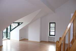 Mitten im Grünen - Außergewöhnliche DG-Wohnung mit neuer Küche, Einbauschränken, Galerie und Garten – Westpreußenstraße 38, 81927 Englschalking, München – Vorschaubild 3