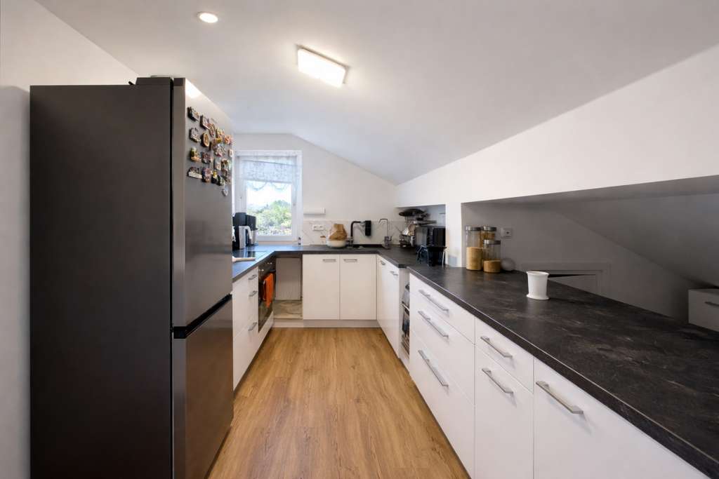 Immobilie in Benediktbeuern - Vermietete 2,5-Zimmer-Dachgeschosswohnung mit Bergblick und Stellplatz - Bild 2