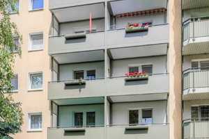 Wohnen im Grünen, traumhafte 2-Zimmer-Wohnung mit Balkon! – Falkenstr. 7, 1067 Dresden – Vorschaubild 1
