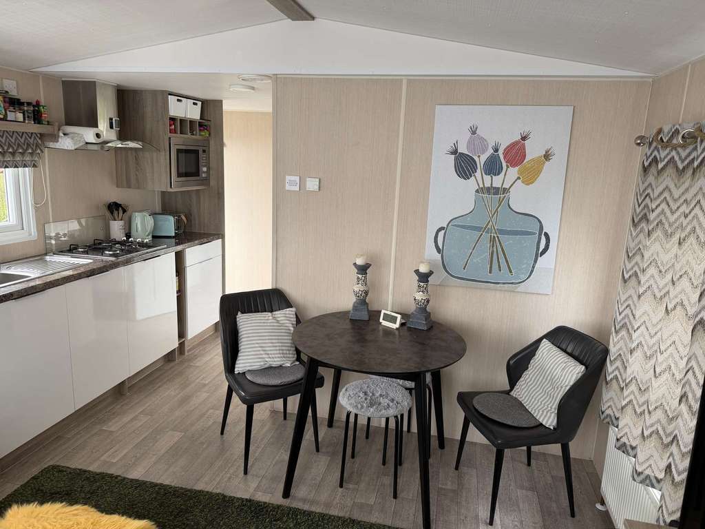 Immobilie in Schermbeck - NL !Modernes Chalet mit überdachter Terrasse und Kamin in de Veerstal Rhederlag am See - Bild 4