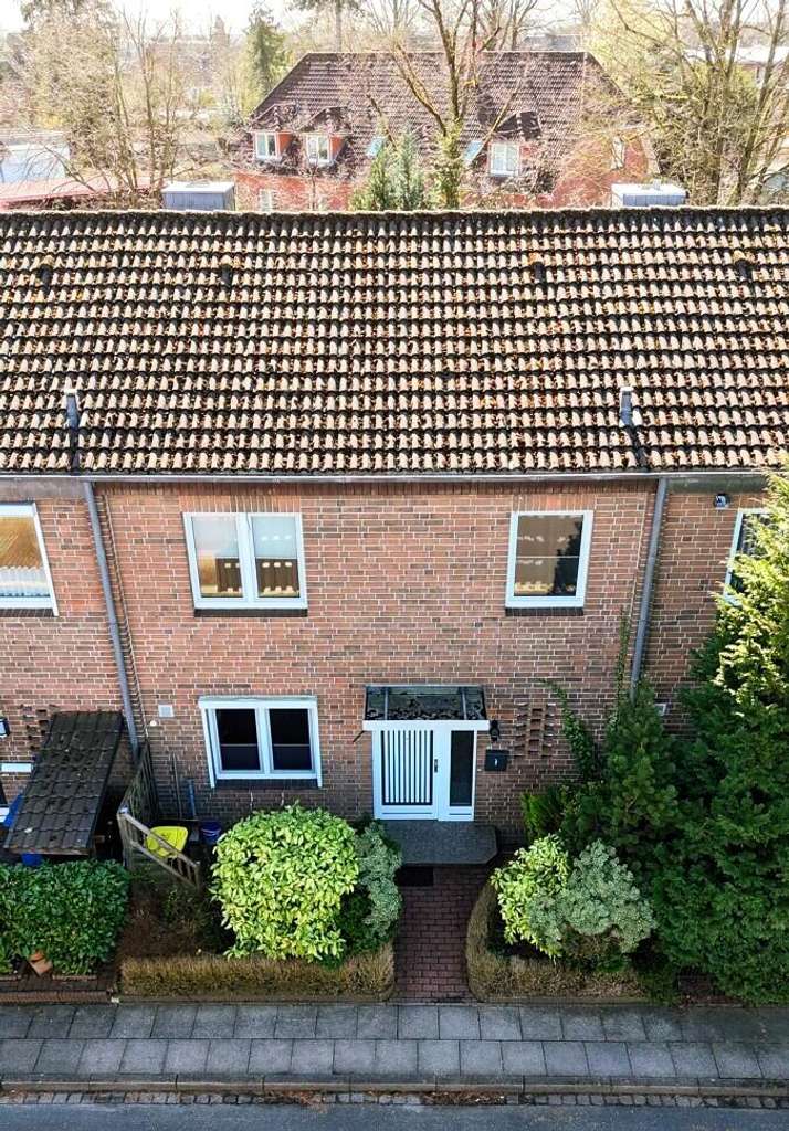 Immobilie in Tostedt - Charmantes Raumwunder in Tostedt: Modernisiertes Reihenhaus mit Gartenidylle und Vollkeller - Bild 1