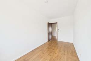 Helle 3-Zimmer-Wohnung mit Balkon, Garage und Treppenlift in Stuttgart-Weilimdorf – Die vollständige Adresse der Immobilie erhältst du vom Anbieter., 70499 Weilimdorf (Ortsteil), Stuttgart – Vorschaubild 6
