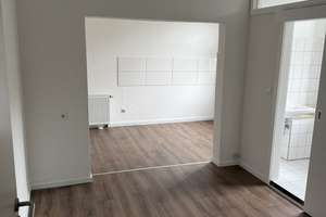 Frisch renovierte 2  Zimmer Wohnung 64 m² mit Balkon und  Garten