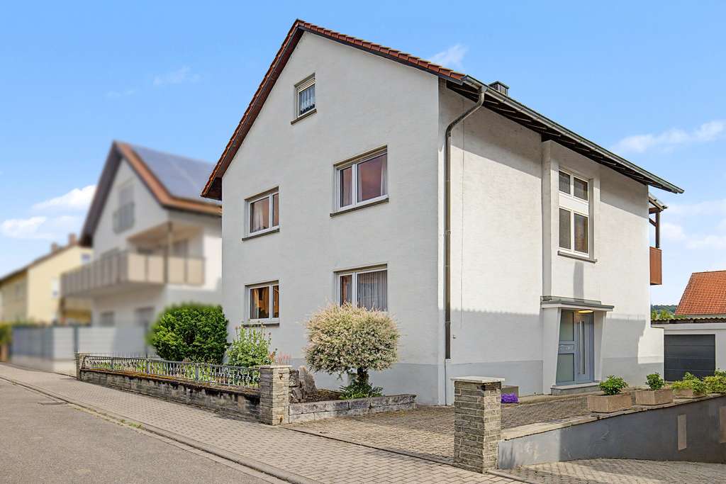 Immobilie in Kraichtal - Viel Raum für Familie & Ideen – Zweifamilienhaus mit zwei Garagen und großem Grundstück - Bild 0
