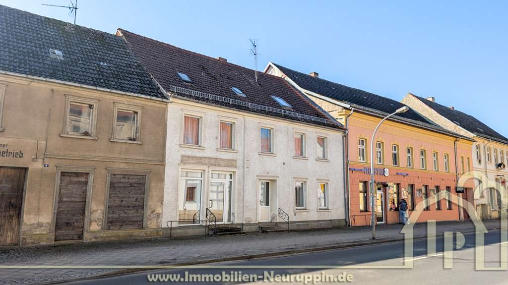Immobilie in Fehrbellin - Viel Platz, viel Möglichkeit: Teilsaniertes Gründerzeithaus auf 1.480 m² in Fehrbellin - Bild 1