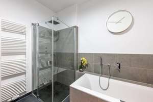 Penthouse-Feeling im Grünen: Großzügige 4-Zimmer-Wohnung mit Terrasse und Balkon in Berlin-Britz – Die vollständige Adresse der Immobilie erhältst du vom Anbieter., 12347 Britz, Berlin – Vorschaubild 15