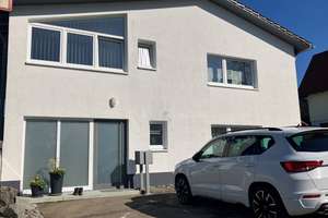 Saniertes, großzügiges Zweifamilienhaus in zentrumsnaher Lage – Die vollständige Adresse der Immobilie erhältst du vom Anbieter., 78564 Wehingen – Vorschaubild 2