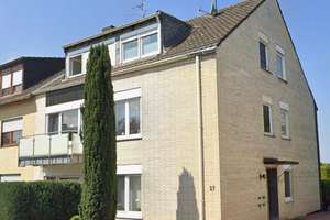 4-Zimmer-Wohnung in gepflegtem Dreifamilienhaus mit Blick ins Grüne und zwei Balkonen