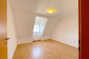 Ihr neues Zuhause: Kernsanierte 4-Zimmer-Dachgeschosswohnung – Die vollständige Adresse der Immobilie erhältst du vom Anbieter., 72224 Ebhausen – Vorschaubild 3