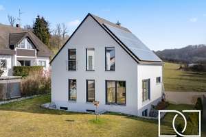 Einzigartiger Baustil! Neuwertiges Einfamilienhaus mit Galerie und WU-Keller in naturnaher Lage – Die vollständige Adresse der Immobilie erhältst du vom Anbieter., 91361 Pinzberg – Vorschaubild 1