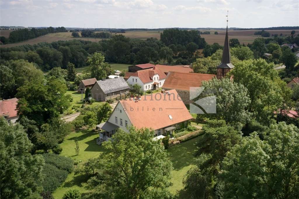 Immobilie in Grambow - Ein Refugium der Ruhe – stilvoll saniertes Pfarrhaus mit weitläufigem Privatpark - Bild 1