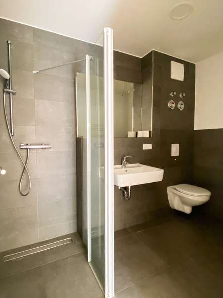 Modernes Badezimmer.jpg