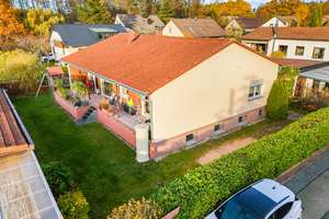 Gepflegter Bungalow mit Westterrasse in ruhiger Lage von Pyrbaum – zeitnah bezugsfrei! – Die vollständige Adresse der Immobilie erhältst du vom Anbieter., 90602 Pyrbaum – Vorschaubild 1